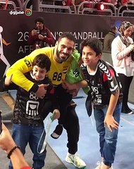 هنداوى حارس المنتخب يحتفل بالفوز مع أبنائه وسط الجماهير