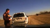 Sobrevivió de milagro: Un policía de EEUU fue lanzado por los aires cuando realizaba una inspección en plena carretera  