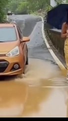 شاهد ما فعلته هذه الفتاة مع سائق السيارة #مقاطع_مضحكة