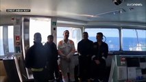 شاهد: فريق إطفاء يخمد النيران المشتعلة على متن سفينة استهدفها الحوثيون في البحر الأحمر