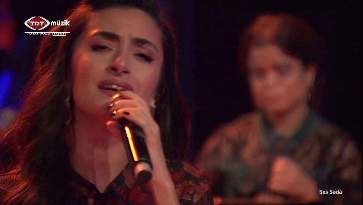 Yaprak Sayar / Zil şal ve gül. Bu bahçede raksın bütün hızı