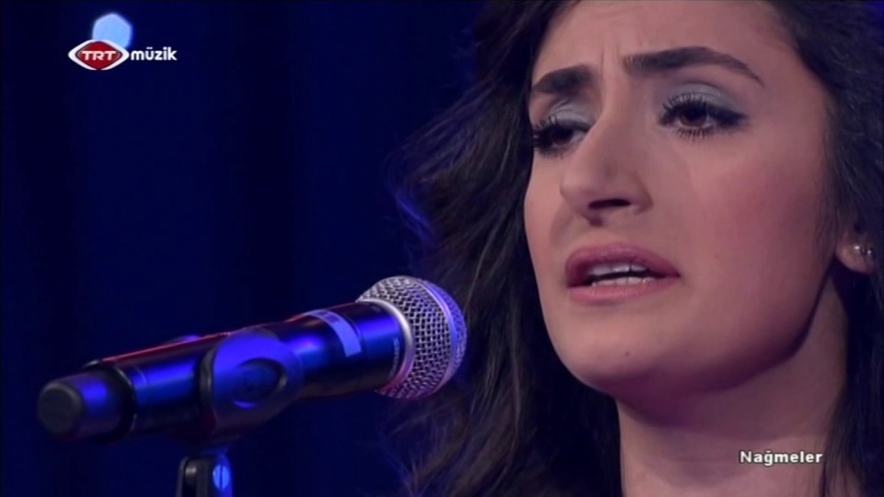 Yaprak Sayar / Durmadan aylar geçer yıllar geçer