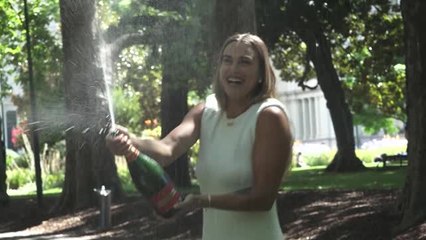 Tải video: Tennis: Australian Open: Sabalenka pops champagne over back to back Australian Open trophies