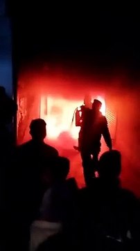 Video: दुकान में भीषण आग का तांडव, देखते ही देखते जलकर खाक हो गया सारा सामान