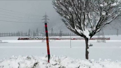 Karlı rayları aşan Van Gölü Ekspresi seferdeyken görüntülendi
