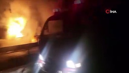 3 tırın karıştığı zincirleme kazada bir tır alev aldı: 3 yaralı