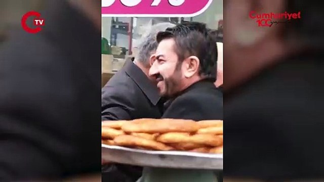 AKP'li adayın bir tepsi simide 100 TL vermesi gündem oldu