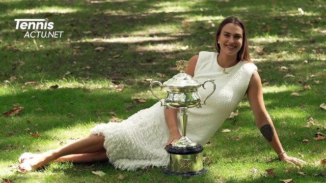 Open d'Australie 2024 - Aryna Sabalenka, le jour d'après et avec son 2e trophée de l'Australian Open : On a bien fêté ça mais je n'ai pas le droit de boire beaucoup