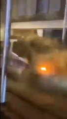 Des agriculteurs face à une voiture de police... petite douche de fumier