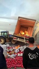 Colère des agriculteurs : camion brûlé, rayon de vin détruit... les images chocs
