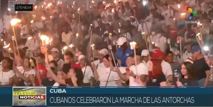 Jóvenes cubanos celebran legado de José Martí en Marcha de las Antorchas