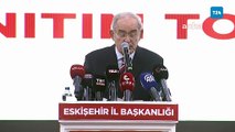 CHP Genel Başkanı Özgür Özel Büyükerşen'e elini öperek veda etti