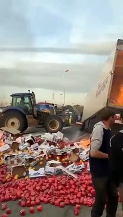 Les agriculteurs vont entamer le "Siège de la Capitale pour une durée indéterminée" à partir de lundi 14h. "Tous les axes lourds menant à la capitale seront occupés par les agriculteurs". (communiqué FNSEA/JA)