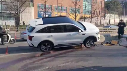 지하차도 입구 가드레일 들이받아..."운전 미숙" / YTN