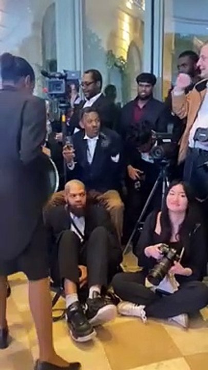 Quand les organisateurs essayent de saouler les journalistes lors d’un defilé de mode à Paris à la Fashion Week