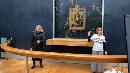 2 militantes écologistes aspergent la Joconde de soupe au musée du Louvre