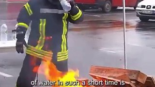 تحدي من نوع آخر !! شرب ٣لتر من الماء لإطفاء النار المشتعلة لكن السؤال كيف استطاع إخراج الماء من فمه؟؟