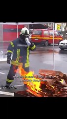 تحدي من نوع آخر !! شرب ٣لتر من الماء لإطفاء النار المشتعلة لكن السؤال كيف استطاع إخراج الماء من فمه؟؟