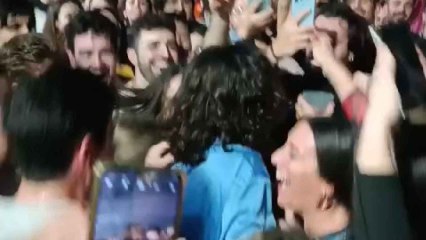 Antonio García, de Arde Bogotá, se funde con el público en el concierto en Málaga.