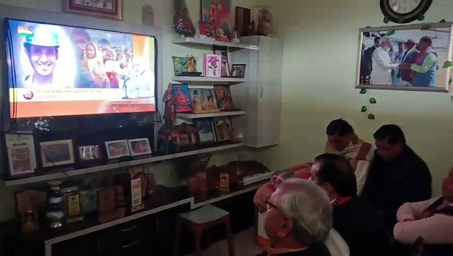 सांसद के साथ कार्यकर्ताओं ने सुनी प्रधानमंत्री मन की बात