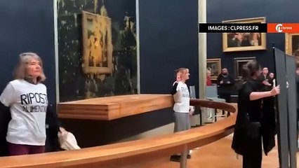 Alerte : le tableau de La Joconde apsergé de soupe par des militantes écologistes