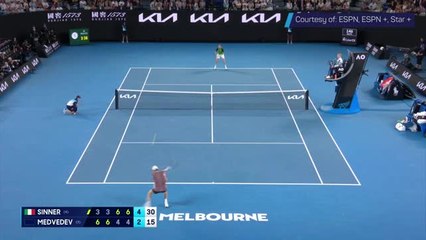 Descargar video: Australian Open Shot of the Day - Sinner's winner after incredible rally