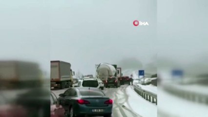 Yollar buz tuttu, araçlar yolda kaldı