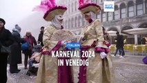 Nebel über der Lagunenstadt: Der Karneval von Venedig 2024 hat begonnen