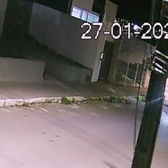 Câmera de segurança flagra momento em que morador de rua é morto em Arapiraca