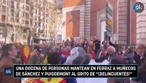 Una docena de personas mantean en Ferraz a muñecos de Sánchez y Puigdemont al grito de 