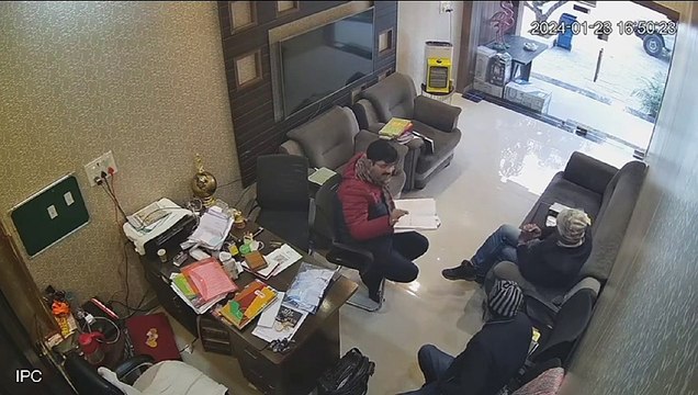 GST की वसूली से सुसाइड करने पर मजबूर हुआ गोरखपुर का व्यापारी, देखें...GST अफसरों की करतूत कैमरे में हुई कैद