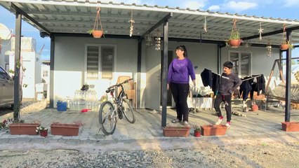 التشاؤم يسيطر على سكّان الحاويات المخصّصة للناجين من زلزال تركيا