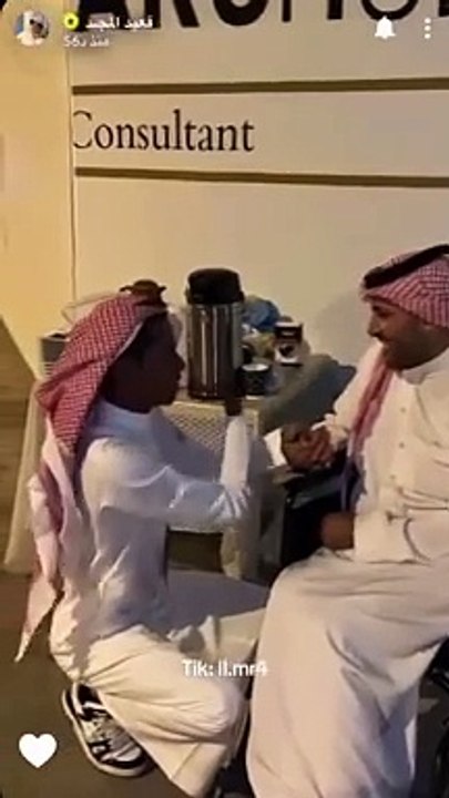 موقف إنساني يجمع بين قعيد المجد وشاب من ذوي الهمم