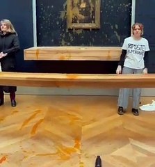 Télécharger la video: Activistas climáticas arrojan sopa sobre cristal de la 'Mona Lisa' en el Louvre