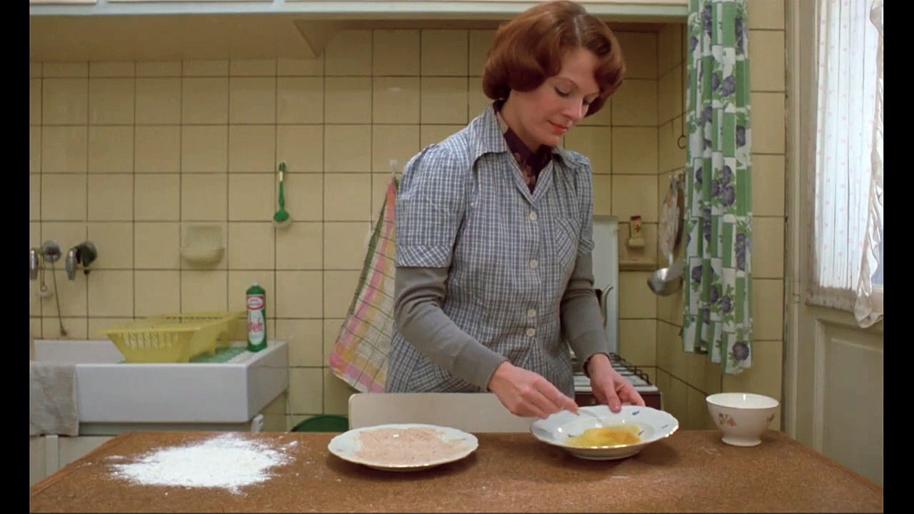 La bande-annonce de Jeanne Dielman 23, Quai Du Commerce, 1080 Bruxelles, qui a été classé meilleur film de tous les temps.
