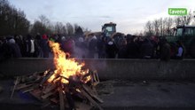 Les agriculteurs paralysent complètement l’échangeur de Daussoulx