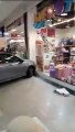 Mulher liga carro que estava em exposição e provoca acidente dentro de shopping