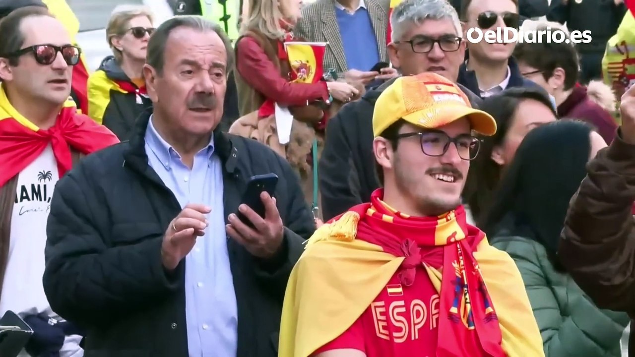 Mantean muñecos de Sánchez y Puigdemont en Ferraz al grito de "1, 2, 3, colgado por los pies"