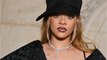 GALA VIDÉO - Rihanna éblouissante dans une robe noire au concert des Pièces jaunes aux côtés de Brigitte Macron