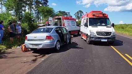 Pneu de caminhonete estoura e provoca acidente na PR-323, em Perobal