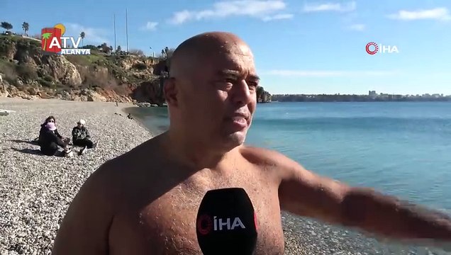 Onu görenler boğuldu sanıp, polisi arıyor