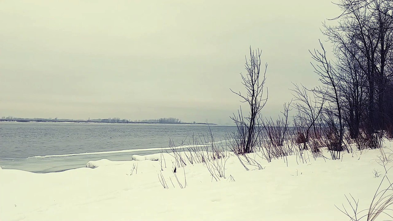 10 minutes + of viewing of the blewished St-Lawrence river in Boucherville; Quebec.