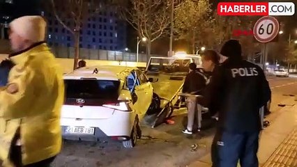 Diyarbakır'da hafif ticari araçla çarpışan otomobil takla attı: 3 yaralı