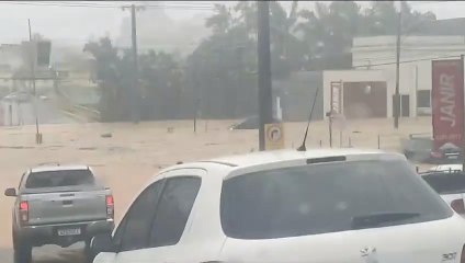 Carro fica debaixo de água em temporal em Jaraguá do Sul