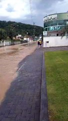 Ruas de Jaraguá do Sul ficam tomadas de lama após chuva