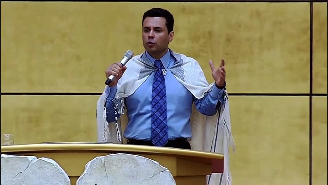 A multidão diante do trono