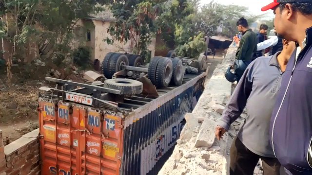 जोधपुरः गोलाई में पुल से टकराया, नीचे गिरकर पलटा कंटेनर ट्रेलर, चालक घायल