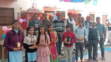 विद्यालय में प्रतिभावान विद्यार्थियों व भामाशाहों का किया सम्मान