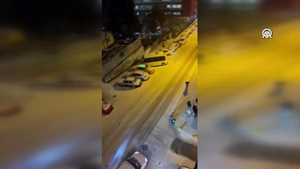 İstanbul'da kar bazı cadde ve sokakları beyaza bürüdü