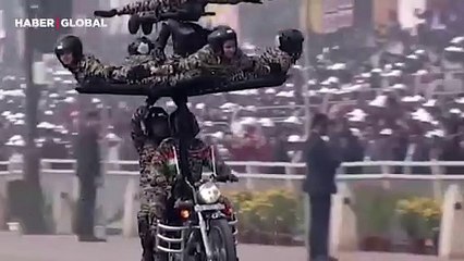 Hindistan’da askeri geçit törenindeki ilginç anlar, sosyal medyada gündem oldu